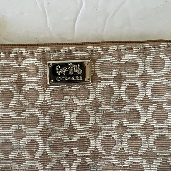 $98 COACH SIGNATURE CANVAS WRISTLET - Picture 3 of 5